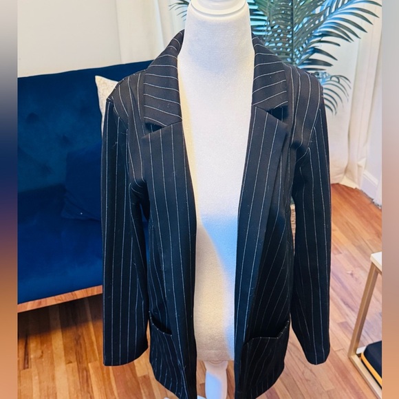 Oversized Boxy DIVIDED Black and White Pinstripe Women’s Blazer - Picture 6 of 8